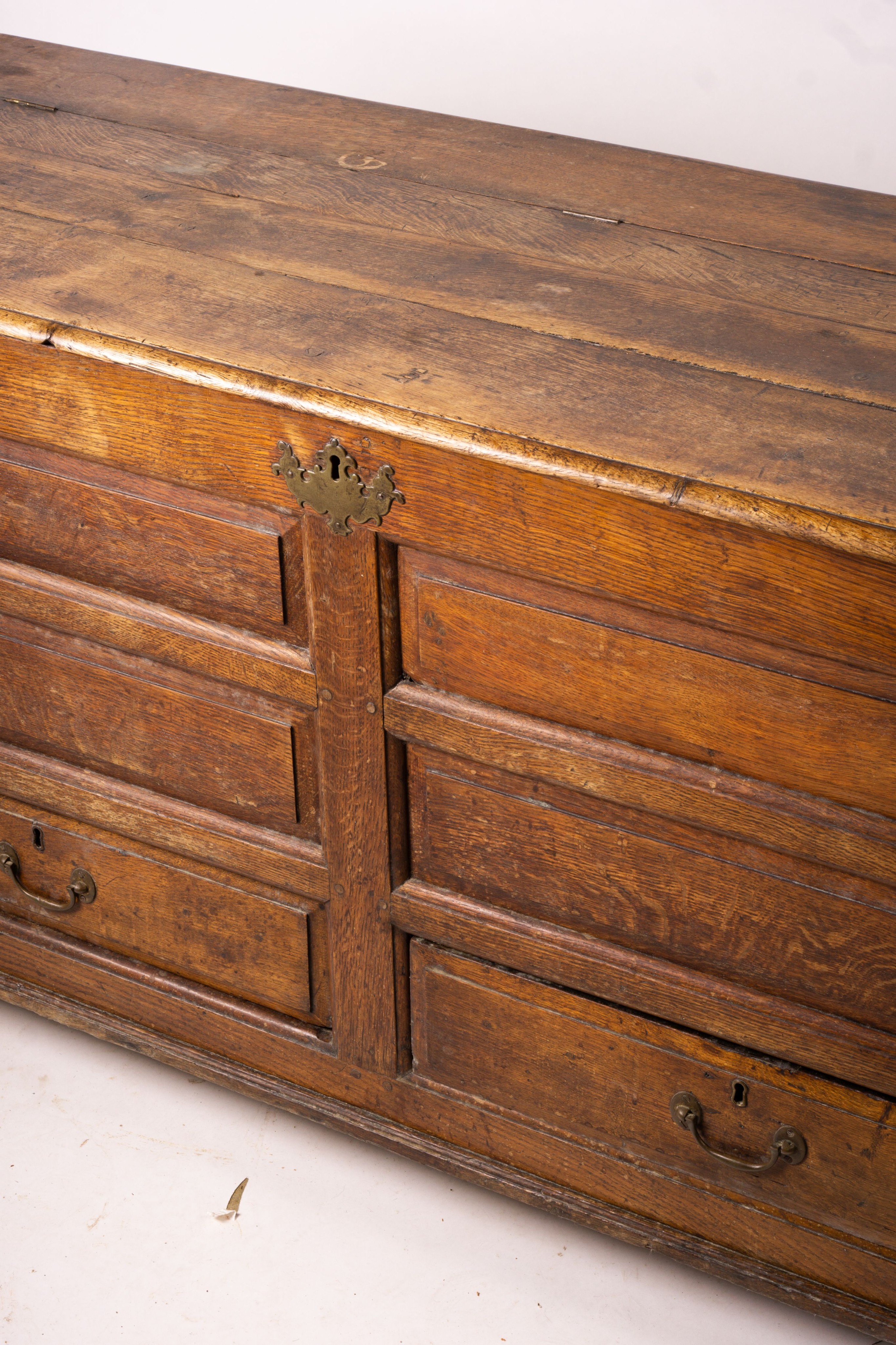 An 18th century oak mule chest, length 150cm, depth 56cm, height 80cm